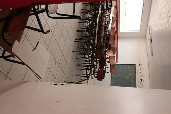 Mobiliário escolar danificado — Fotografia de Stock