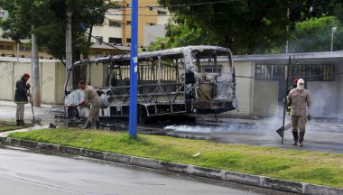 Protesto için otobüs ateşe verildi.