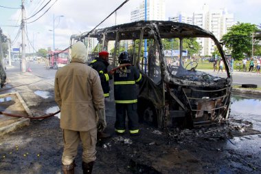 Protesto için otobüs ateşe verildi.