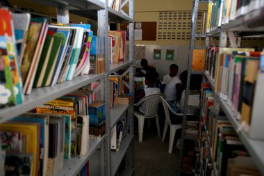 Salvador 'daki devlet okulu kütüphanesinde öğrenciler