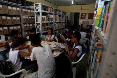 Salvador 'daki devlet okulu kütüphanesinde öğrenciler