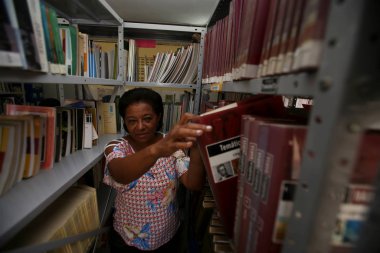 Salvador 'daki devlet okulu kütüphanesinde öğrenciler