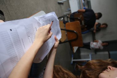 Öğrenciler düşman ile alay ediyor.