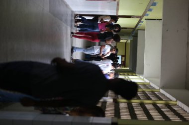 Öğrenciler düşman ile alay ediyor.