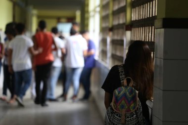 Öğrenciler düşman ile alay ediyor.