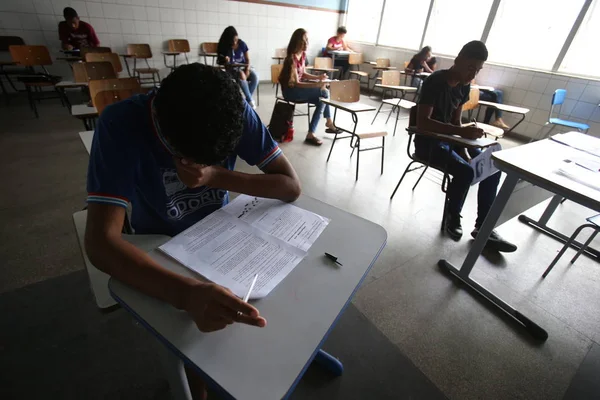 Öğrenciler düşman ile alay ediyor.