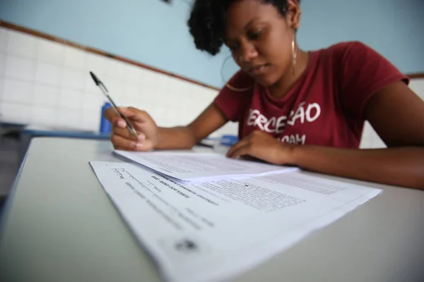 Öğrenciler düşman ile alay ediyor.