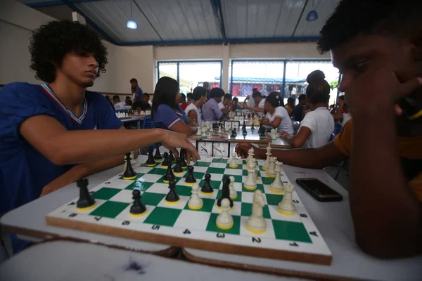 Ungdomar från folkskolan spelar schack — Stockfoto