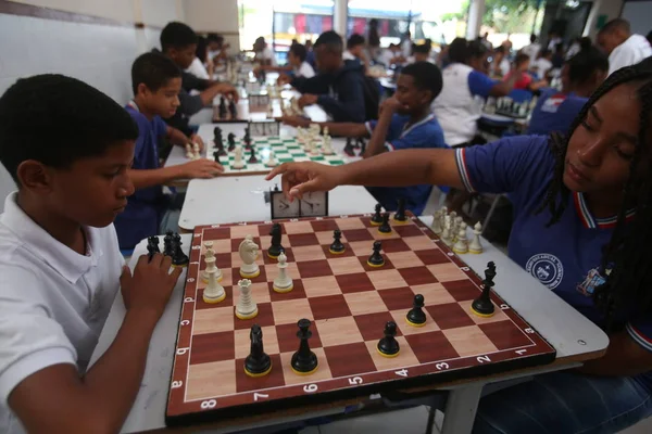 Jóvenes de la escuela pública juegan al ajedrez — Foto de Stock