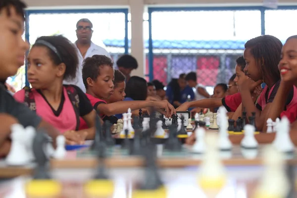 Jóvenes de la escuela pública juegan al ajedrez — Foto de Stock