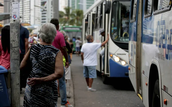 Salvador 'da otobüs bekleyen son sınıf öğrencisi.