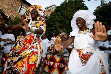 Evonto kandomble bahçesindeyken aie band