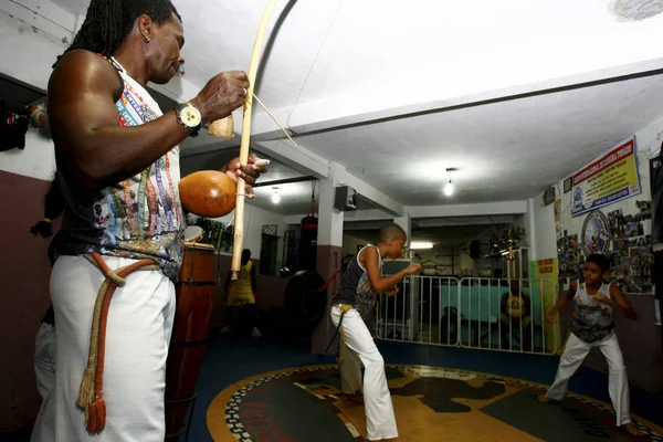 Capoeira en gimnasio en la ciudad de salvador — Foto de Stock