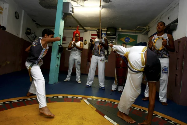 Capoeira en salle de gym dans la ville de salvador — Photo