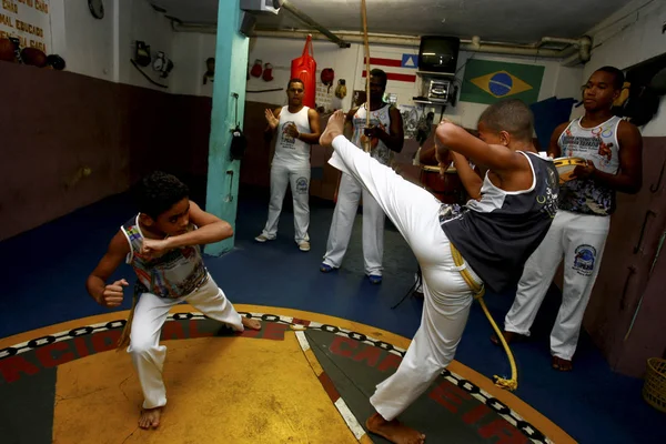 Capoeira en gimnasio en la ciudad de salvador — Foto de Stock