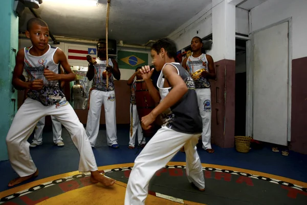 Capoeira en gimnasio en la ciudad de salvador — Foto de Stock