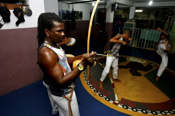 Capoeira en gimnasio en la ciudad de salvador — Foto de Stock