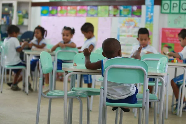 Les enfants dans les classes publiques — Photo