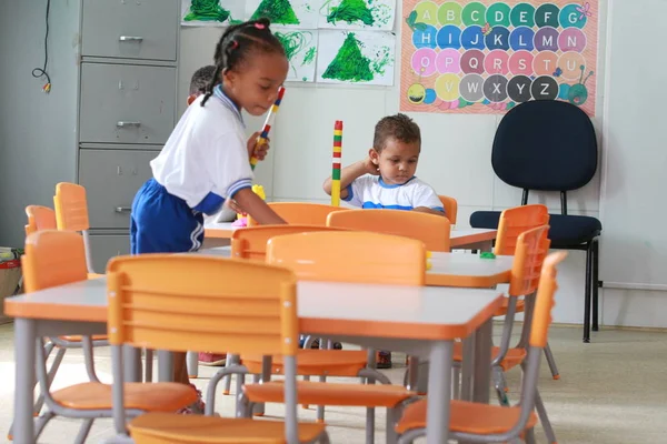 Niños en el aula de la escuela pública — Foto de Stock