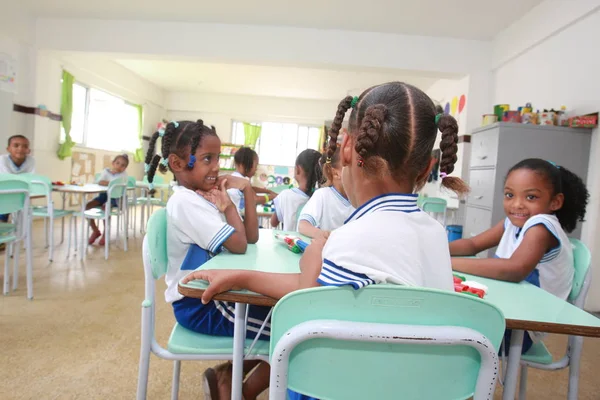 Niños en el aula de la escuela pública —  Fotos de Stock