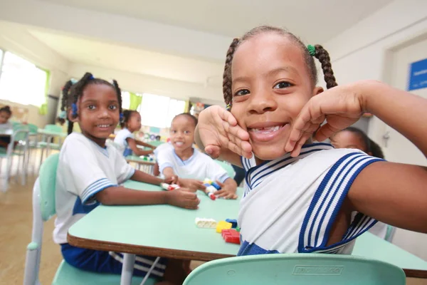 Devlet okulundaki çocuklar