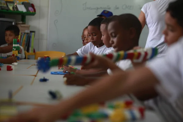 Les enfants dans les classes publiques — Photo