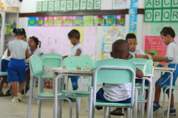 Gyerekek az állami iskolai osztályteremben — Stock Fotó