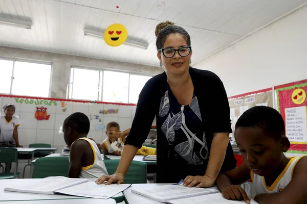 Professor de escola pública e alunos — Fotografia de Stock