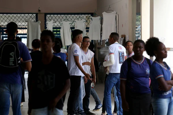 Alunos da escola publicam durante projeto social — Fotografia de Stock