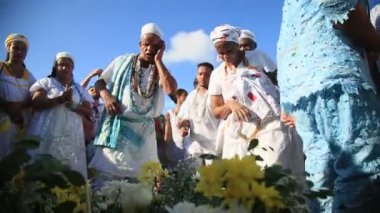 Salvador, Bahia / Brezilya - 2 Şubat 2020: Candomble taraftarları ve destekçileri Iemanja 'yı Salvador' un Rio Vermelho semtindeki balıkçı kolonisindeki bir partide selamlıyorlar..