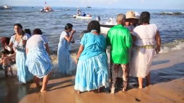 Salvador, Bahia / Brezilya - 2 Şubat 2020: Candomble taraftarları ve destekçileri Iemanja 'yı Salvador' un Rio Vermelho semtindeki balıkçı kolonisindeki bir partide selamlıyorlar..