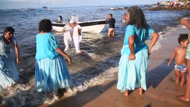 2020年2月2日ブラジル バヒア州サルバドル市リオ ヴェルメロ地区の漁業コロニーで開催されたパーティーで キャンドルの支援者と支援者がIemanjaに挨拶 — ストック動画