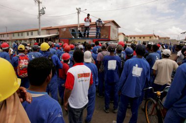 İşçiler inşaat alanında grev yaptı