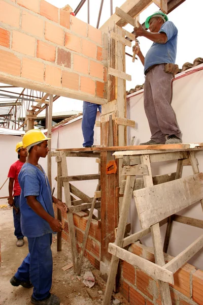 � werknemers in porto seguro luchthaven renovatie — Stockfoto