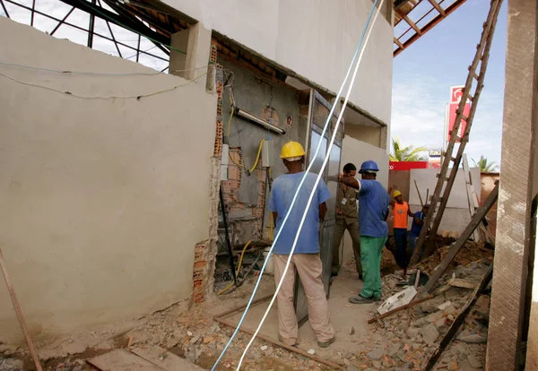 � werknemers in porto seguro luchthaven renovatie — Stockfoto