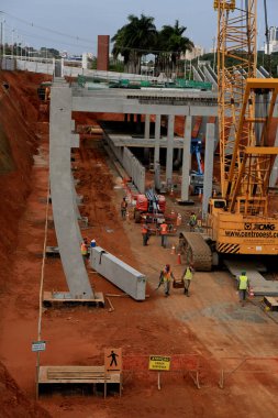 Salvador, Bahia / Brezilya - 17 Eylül 2016: işçiler Salvador şehrinde metro hattının ikinci hattında çalışırken görüldü. 