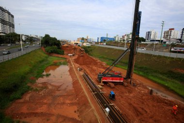 Salvador, Bahia / Brezilya - 17 Eylül 2016: işçiler Salvador şehrinde metro hattının ikinci hattında çalışırken görüldü. 