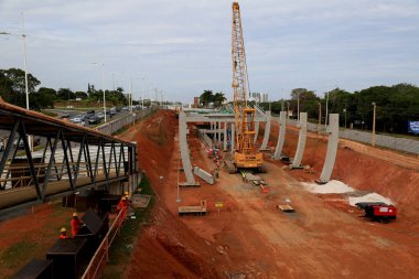 Salvador, Bahia / Brezilya - 17 Eylül 2016: işçiler Salvador şehrinde metro hattının ikinci hattında çalışırken görüldü. 