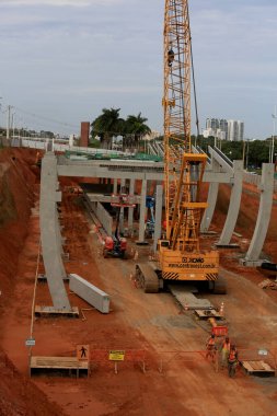 Salvador, Bahia / Brezilya - 21 Eylül 2016: Salvador şehrinde metro hattının ikinci hattında çalışan işçiler görülüyor. 