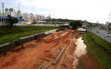 Salvador, Bahia / Brezilya - 17 Eylül 2016: işçiler Salvador şehrinde metro hattının ikinci hattında çalışırken görüldü.