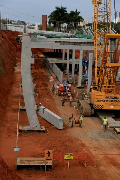 Salvador, Bahia / Brezilya - 17 Eylül 2016: işçiler Salvador şehrinde metro hattının ikinci hattında çalışırken görüldü. 