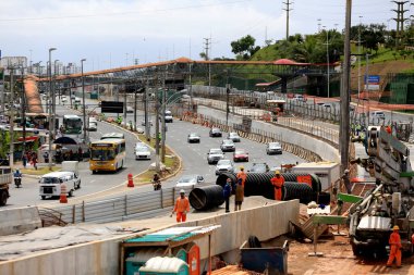 Salvador, Bahia / Brezilya - 17 Eylül 2016: işçiler Salvador şehrinde metro hattının ikinci hattında çalışırken görüldü.