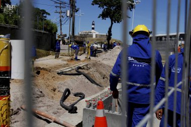 Salvador, Bahia / Brezilya - 22 Nisan 2014: İşçiler Salvador 'daki Barra mahallesinin yeniden canlandırılması sırasında çalışırken görüldü. İş belediye tarafından terfi ettirildi..
