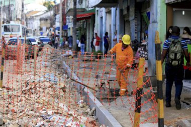 Salvador, Bahia, Brezilya - 2 Mayıs 2014: Yayalar Av 'da yürümek için sorunlarla karşı karşıya. J. J. Seabra - Baixa dos Sapateiros - Salvador 'da.