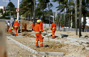Salvador, Bahia / Brezilya - 6 Ağustos 2014: İşçiler Salvador kentindeki Itapua rıhtımının yenilenmesi üzerinde çalışırken görüldü.
