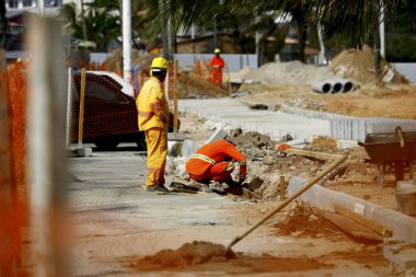 Salvador, Bahia / Brezilya - 6 Ağustos 2014: İşçiler Salvador kentindeki Itapua rıhtımının yenilenmesi üzerinde çalışırken görüldü.
