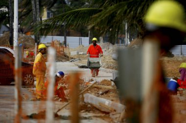 Salvador, Bahia / Brezilya - 6 Ağustos 2014: İşçiler Salvador kentindeki Itapua rıhtımının yenilenmesi üzerinde çalışırken görüldü.