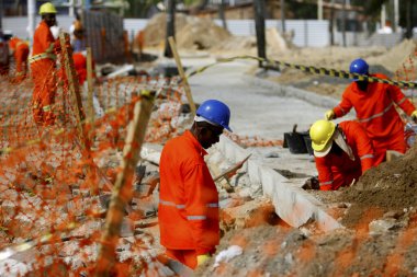 Salvador, Bahia / Brezilya - 6 Ağustos 2014: İşçiler Salvador kentindeki Itapua rıhtımının yenilenmesi üzerinde çalışırken görüldü.