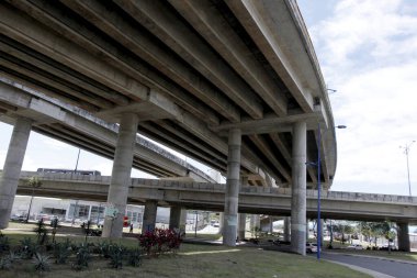 Salvador, Bahia / Brezilya - 12 Ağustos 2014: Rotula do Abacaxi 'nin Viyadük Kompleksi. Set, Baia de Todos os Santos Otoyolu 'nun bir parçası..
