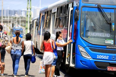 Salvador, Bahia / Brezilya - 21 Eylül 2016: Salvador şehrindeki Avenida Luiz Viana 'da insanlar araç ve otobüs durağıdır..